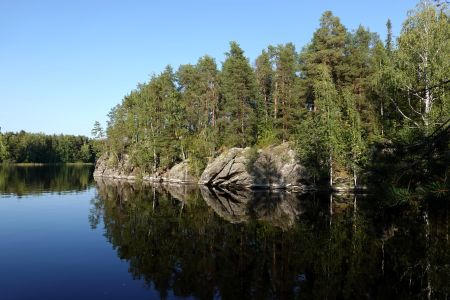 Skalnaté břehy ostrůvků v Savonlinně